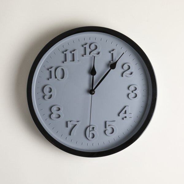 RELOJ DE PARDE RED. NEGRO FONDO GRIS 30.5CM