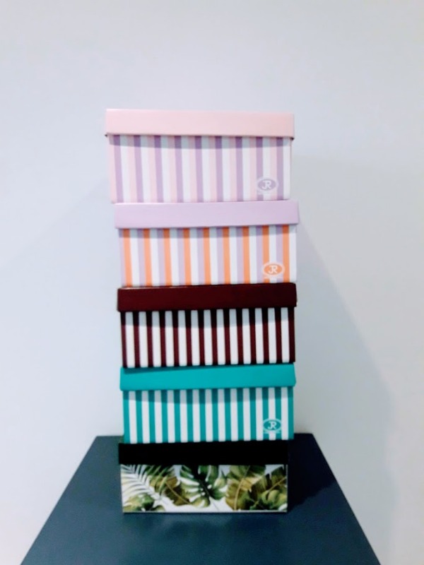 CAJA PLASTIF.RAYADA 33.5x27x12cm.(5col.)