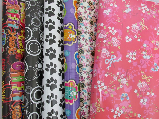 PAPEL FORRAR PLASTIF.50x70cm.MOT.VARIOS