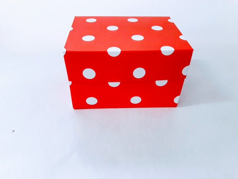 CAJA  LUNARES 18x14x12cm. (PORCION DE TORTA)