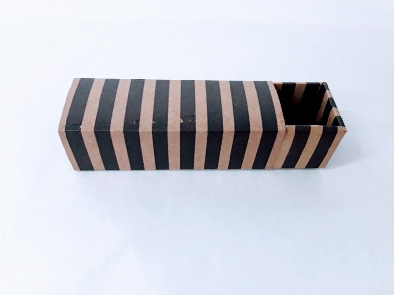 CAJA  KRAFT RAYAS 6x17.5x5cm. (MACARRONS)