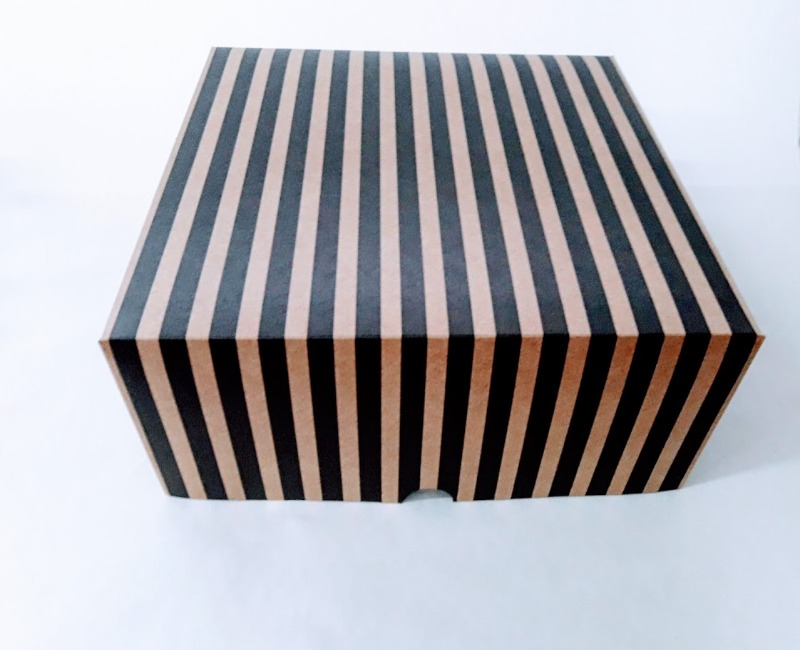 CAJA  KRAFT RAYAS 30x30x13cm. (TORTA)