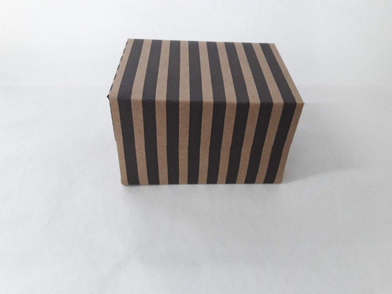 CAJA  KRAFT RAYAS 18x14x12cm. (PORCION DE TORTA)