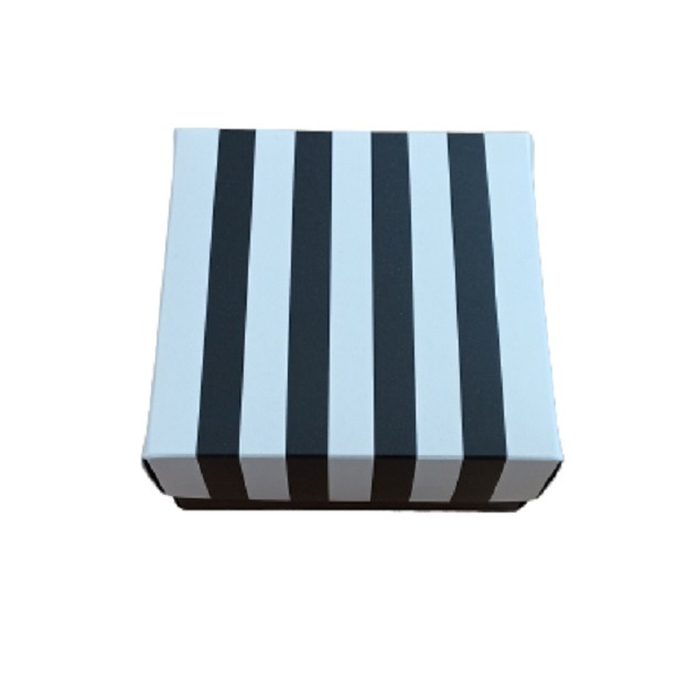 CAJA  RAYAS BN 18x14x12cm. (PORCION DE TORTA)