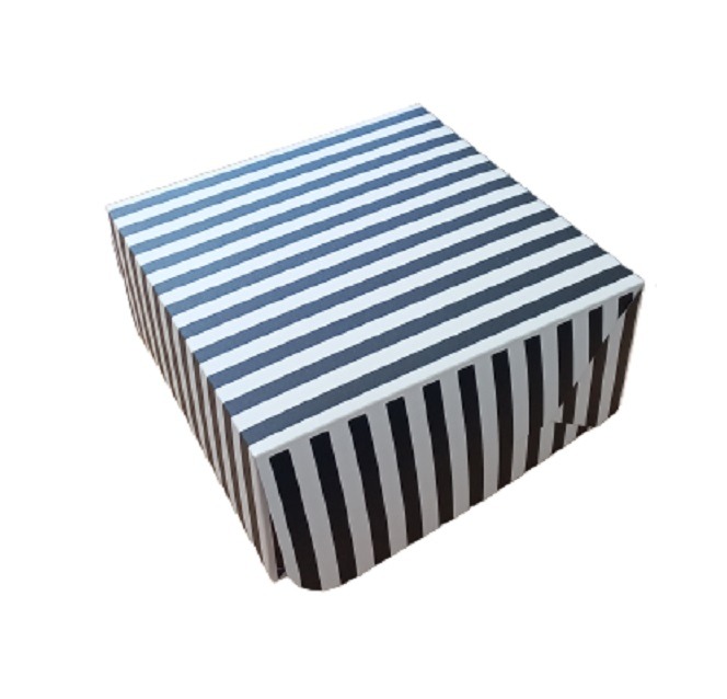 CAJA  RAYAS BN 30x30x13cm. (TORTA)
