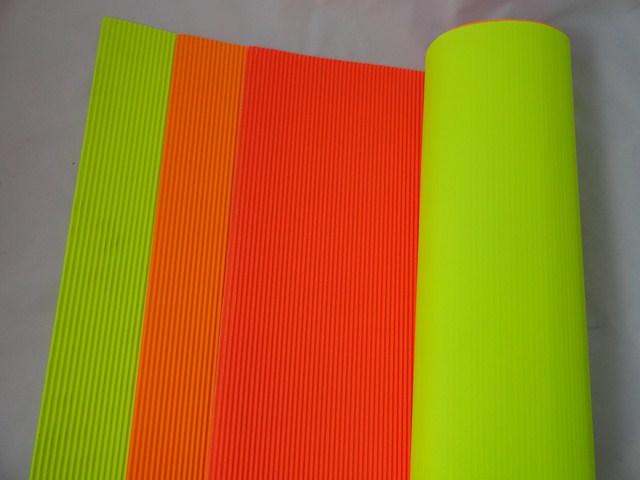 CARTON MICROCORR.50x70cm.FLUO